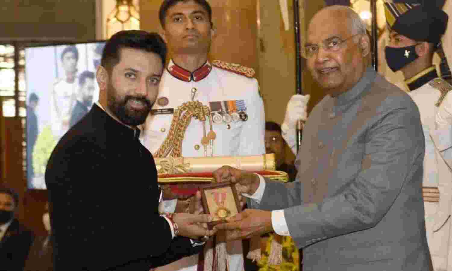 रामविलास पासवान, तरुण गोगोई और केशुभाई मरणोपरांत पद्म भूषण से सम्मानित