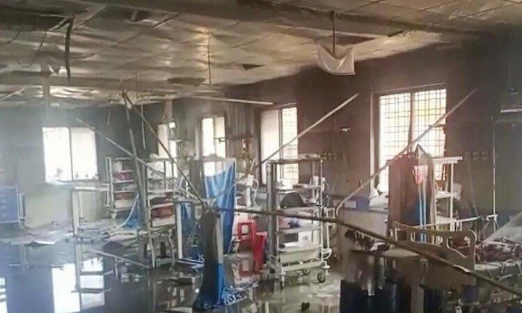 अहमदनगर हादसा : लापरवाही के आरोप में तीन डॉक्टर और एक नर्स निलंबित