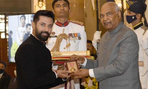 रामविलास पासवान, तरुण गोगोई और केशुभाई मरणोपरांत पद्म भूषण से सम्मानित