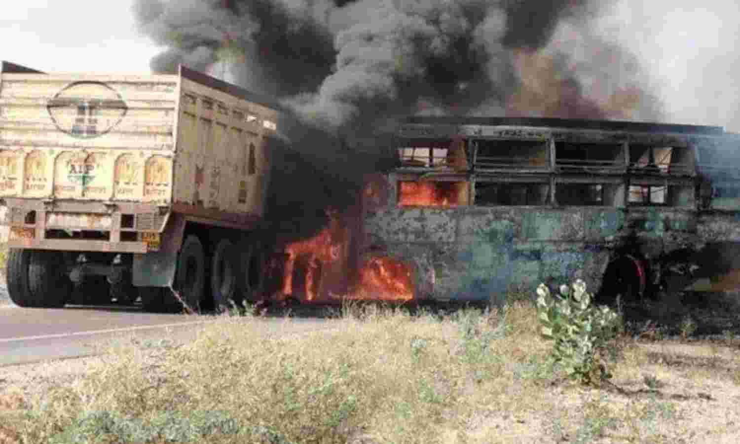 जोधपुर-बाड़मेर हाइवे पर बड़ा हादसा, बस-ट्रक में भिड़ंत, 5 लोग जिंदा जले