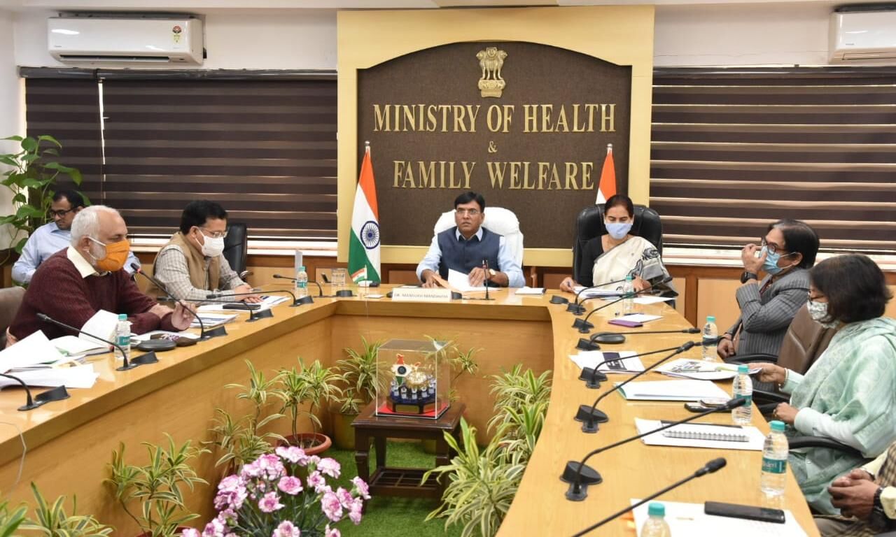 24 घंटों में टीके के 57 लाख डोज लगे, स्वास्थ्य मंत्री ने कहा - कोरोना अभी गया... 24 घंटों में टीके के 57 लाख डोज लगे, स्वास्थ्य मंत्री ने कहा - कोरोना अभी गया...