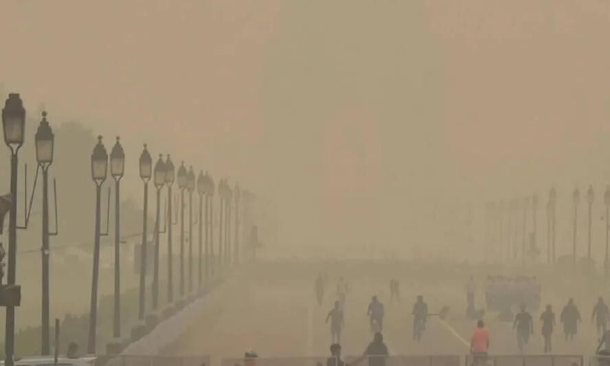 स्मॉग से दिल्ली की हवा हुई जहरीली, बच्चों-बुजुर्गों को घर में रहने की दी सलाह