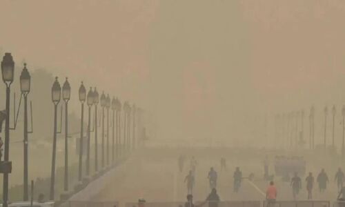 स्मॉग से दिल्ली की हवा हुई जहरीली, बच्चों-बुजुर्गों को घर में रहने की दी सलाह