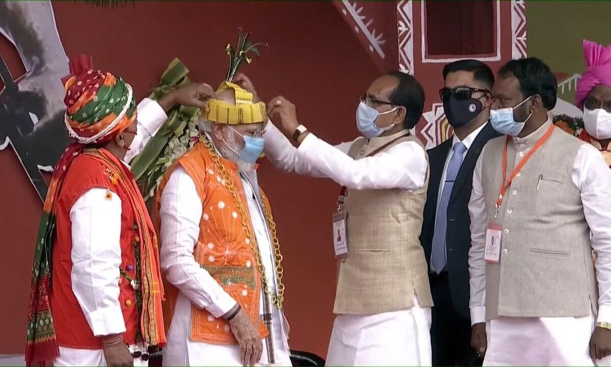 प्रधानमंत्री आदिवासी पगड़ी, जॉकेट और तीर कमान वाले लुक में आए नजर