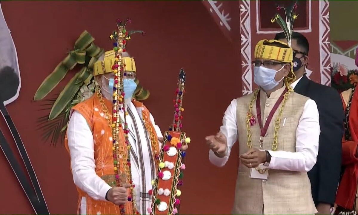 प्रधानमंत्री आदिवासी पगड़ी, जॉकेट और तीर कमान वाले लुक में आए नजर