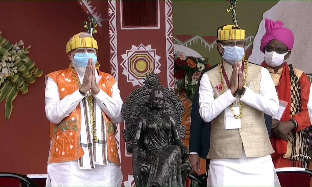 प्रधानमंत्री आदिवासी पगड़ी, जॉकेट और तीर कमान वाले लुक में आए नजर