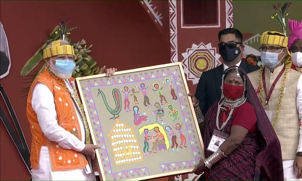 प्रधानमंत्री आदिवासी पगड़ी, जॉकेट और तीर कमान वाले लुक में आए नजर