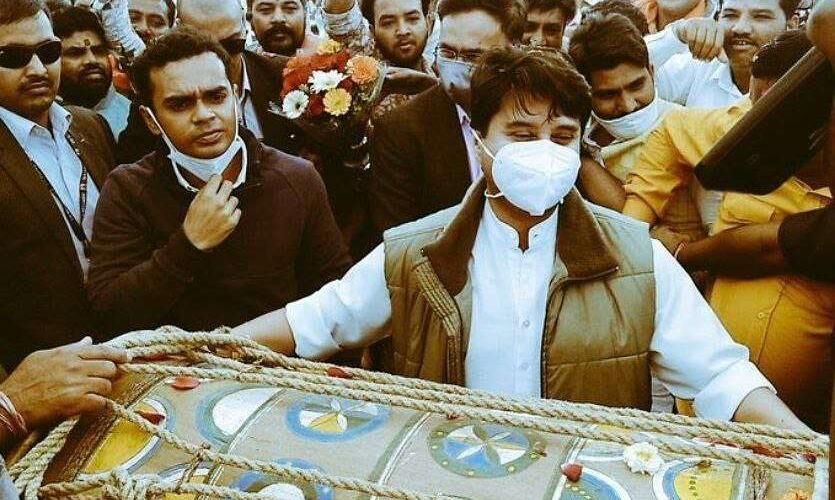 प्रधानमंत्री आदिवासी पगड़ी, जॉकेट और तीर कमान वाले लुक में आए नजर