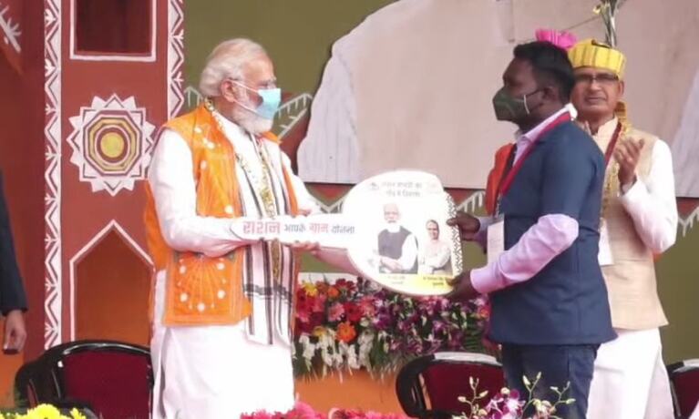 प्रधानमंत्री आदिवासी पगड़ी, जॉकेट और तीर कमान वाले लुक में आए नजर