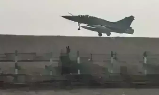 पूर्वांचल एक्सप्रेस-वे पर गरजे लड़ाकू विमान, मिराज-सुखोई ने भरी उड़ान