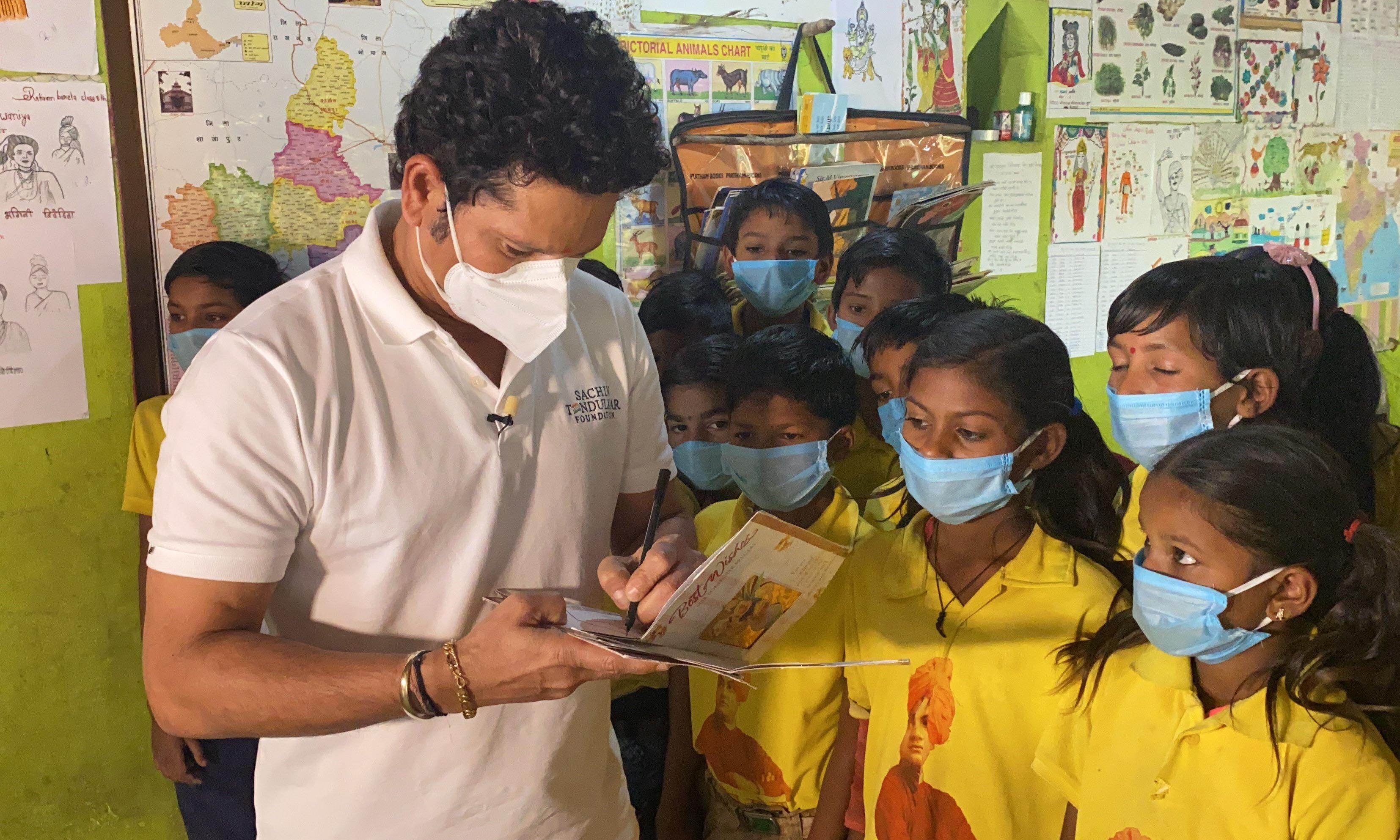 सचिन तेंदुलकर पहुंचे संदलपुर, बोले- पिता जी चाहते थे कि वह बच्चों के लिए कुछ करें