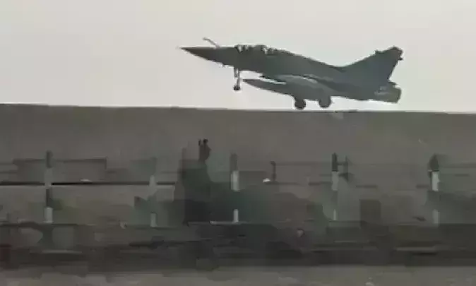 पूर्वांचल एक्सप्रेस-वे पर गरजे लड़ाकू विमान, मिराज-सुखोई ने भरी उड़ान