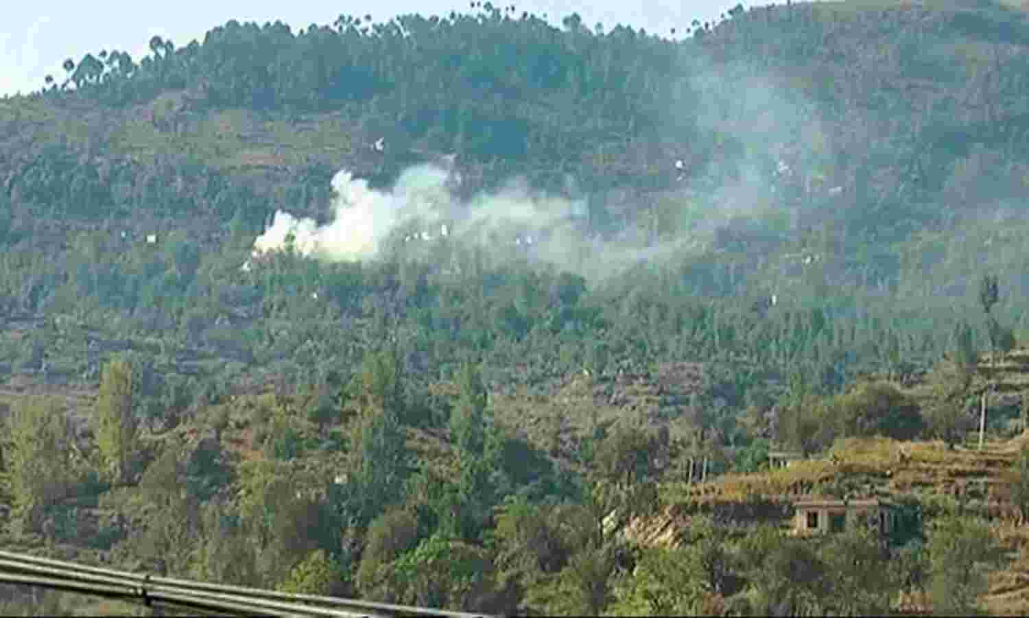 आतंकियों की घुसपैठ के लिए पाक ने LOC पार लगाई आग, सेना की चौकियों तक पहुंची