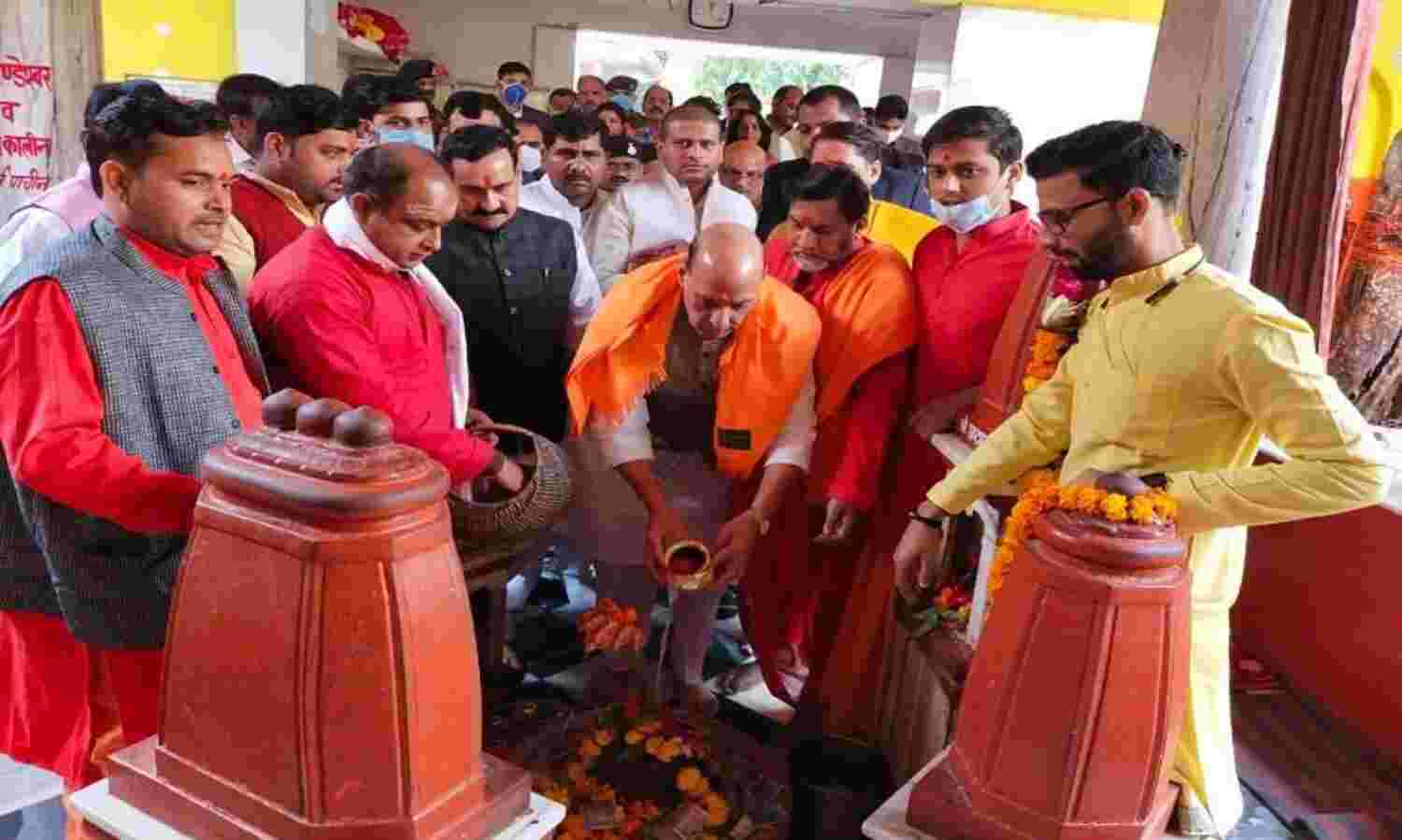 रक्षामंत्री राजनाथ सिंह पहुंचे दतिया, माँ पीतांबरा के दरबार में लगाई हाजिरी