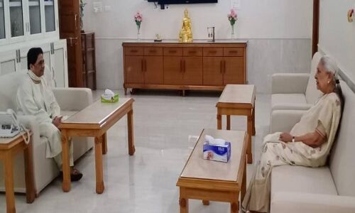 मायावती के घर पहुंची राज्यपाल आनंदीबेन पटेल, मां के निधन पर जताया शोक