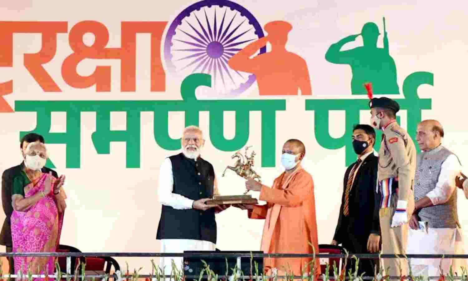 उप्र : प्रधानमंत्री ने सेना को सौंपे देश में डिजाइन और विकसित   आधुनिक हथियार