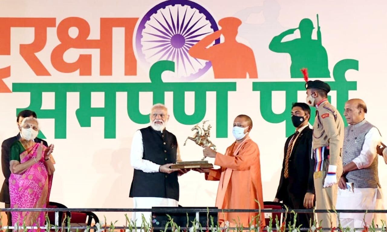 उप्र : प्रधानमंत्री ने सेना को सौंपे देश में डिजाइन और विकसित   आधुनिक हथियार