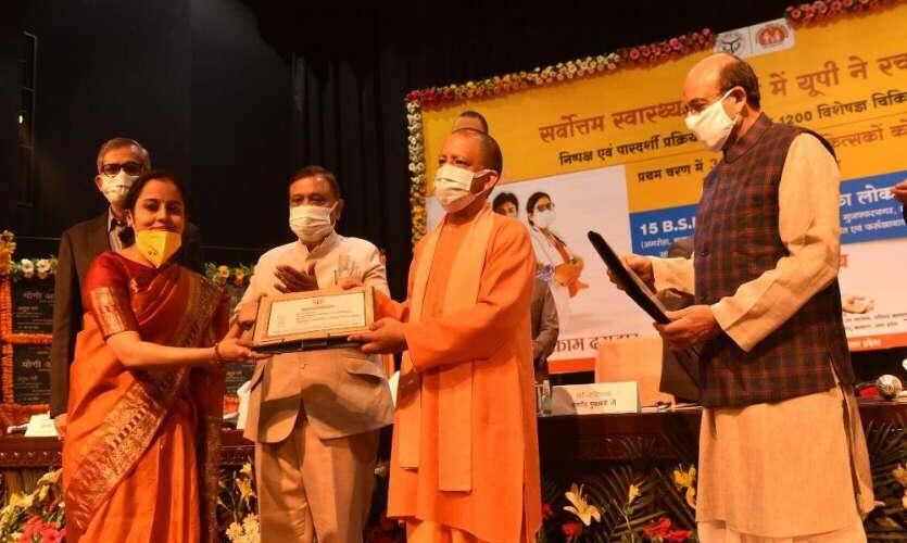 मुख्यमंत्री योगी ने 310 विशेषज्ञ चिकित्सकों को बांटे नियुक्ति पत्र