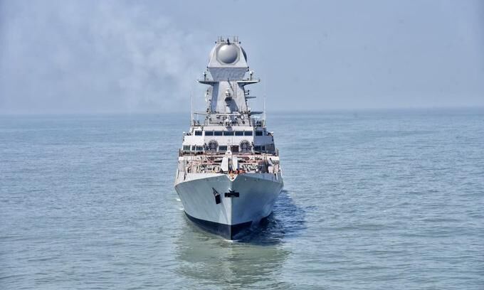 नौसेना की बढ़ी ताकत, रक्षामंत्री ने सौंपा युद्धपोत विशाखापट्टनम