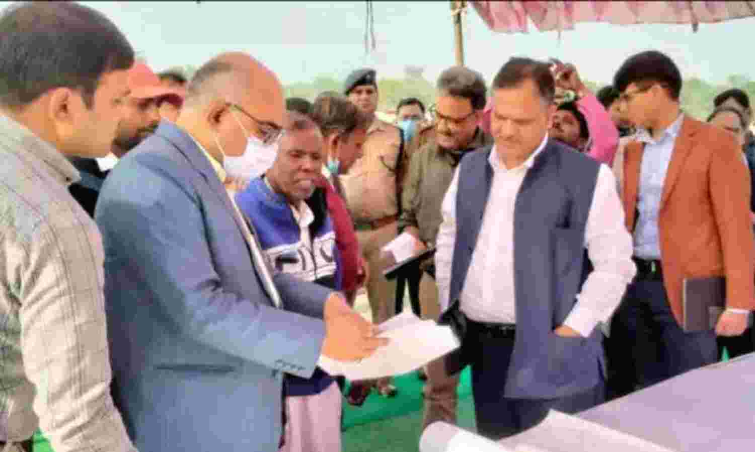 पाकिस्तान से आए हिन्दू परिवारों के चेहरे खिले, मुख्यमंत्री योगी ने दिए जमीन और घर