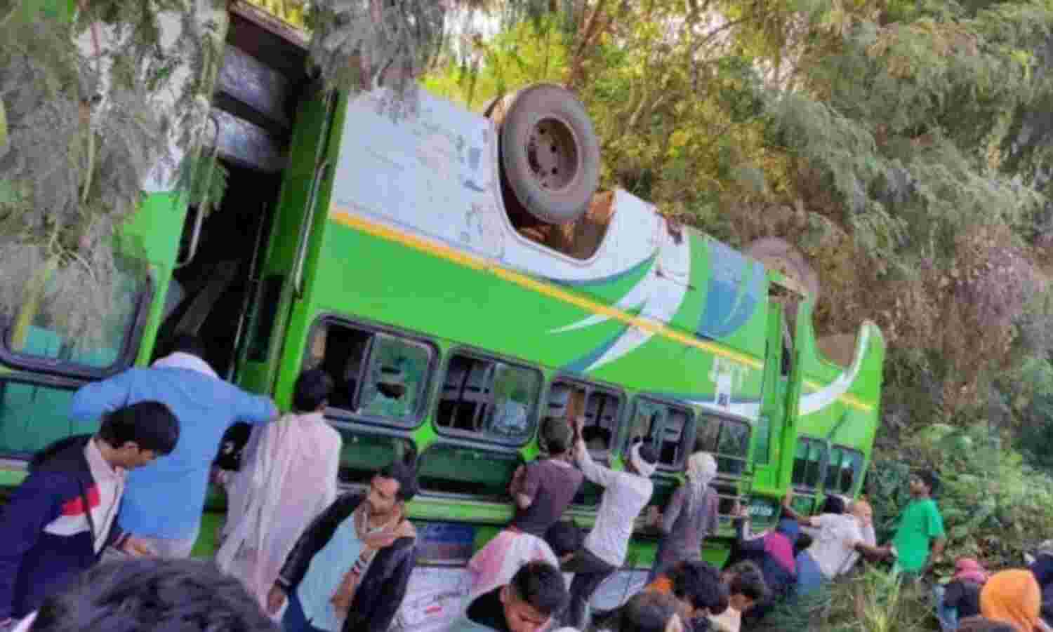 मुरैना में सड़क हादसा, बोलेरो को बचाने में बस पलटी, 7 घायल