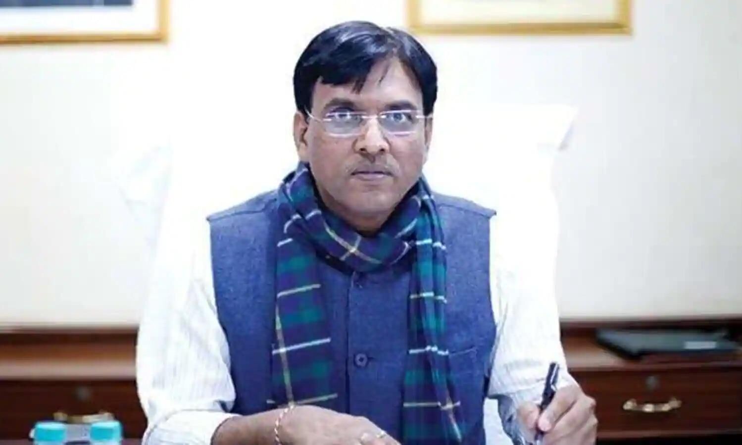 केंद्रीय स्वास्थ्य मंत्री ने ओमिक्रोन को लेकर बुलाई बैठक, एयरपोर्ट पर बढ़ाई निगरानी