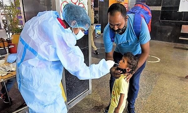 कोरोना के नए मरीजों की संख्या घटी, 24 घंटों में मिले 7579 नए संक्रमित