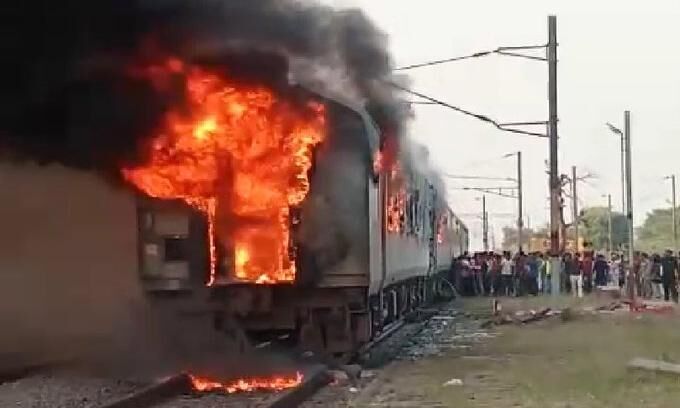 उधमपुर-दुर्ग एक्सप्रेस में लगी आग, चार बोगियां जलकर खाक