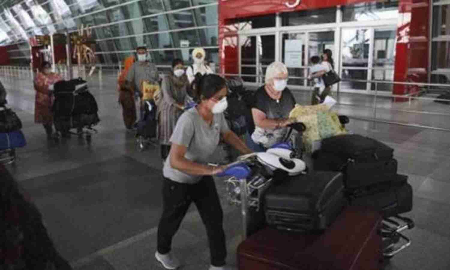 ओमिक्रॉन वेरिएंट को लेकर बढ़ी चिंता, अंतर्राष्ट्रीय उड़ानों का होगा रिव्यू, लिए ये निर्णय ओमिक्रॉन वेरिएंट को लेकर बढ़ी चिंता, अंतर्राष्ट्रीय उड़ानों का होगा रिव्यू, लिए ये निर्णय