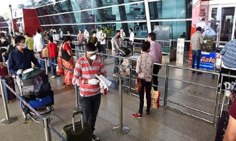 देश में ओमिक्रोन का बढ़ा खतरा, विदेश से आने वालों के लिए नए दिशा-निर्देश जारी