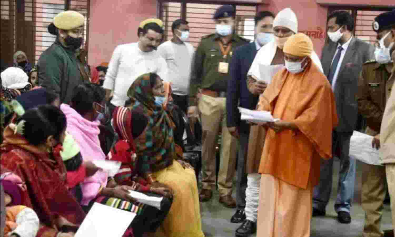 मुख्यमंत्री योगी आदित्यनाथ ने लगाया जनता दरबार, सुनी समस्याएं