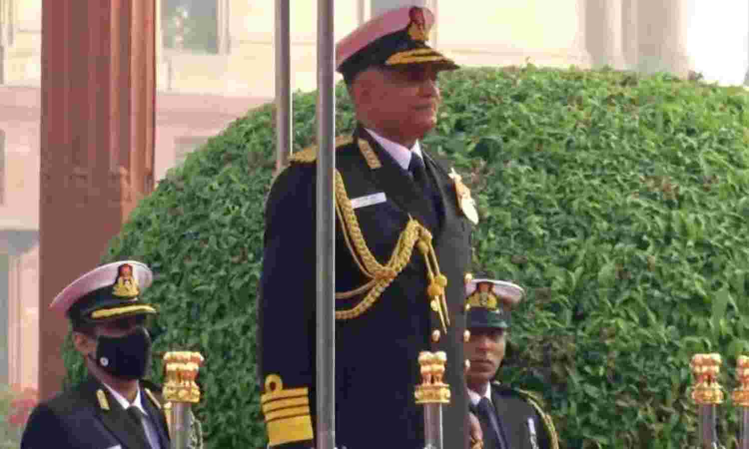 आर. हरी कुमार ने संभाली नौसेना की कमान, मां के पैर छूकर  लिया आशीर्वाद