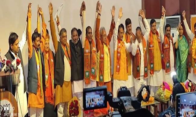 चुनाव से पहले बसपा को बड़ा झटका, पूर्व विधायक समेत 8 कद्दावर नेता भाजपा में शामिल