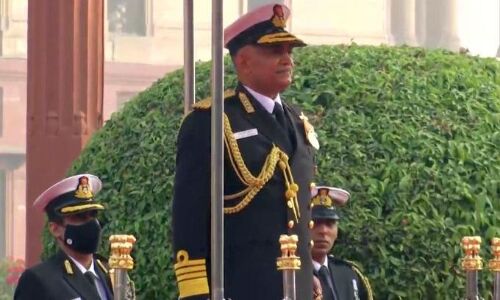 आर. हरी कुमार ने संभाली नौसेना की कमान, मां के पैर छूकर लिया आशीर्वाद आर. हरी कुमार ने संभाली नौसेना की कमान, मां के पैर छूकर लिया आशीर्वाद