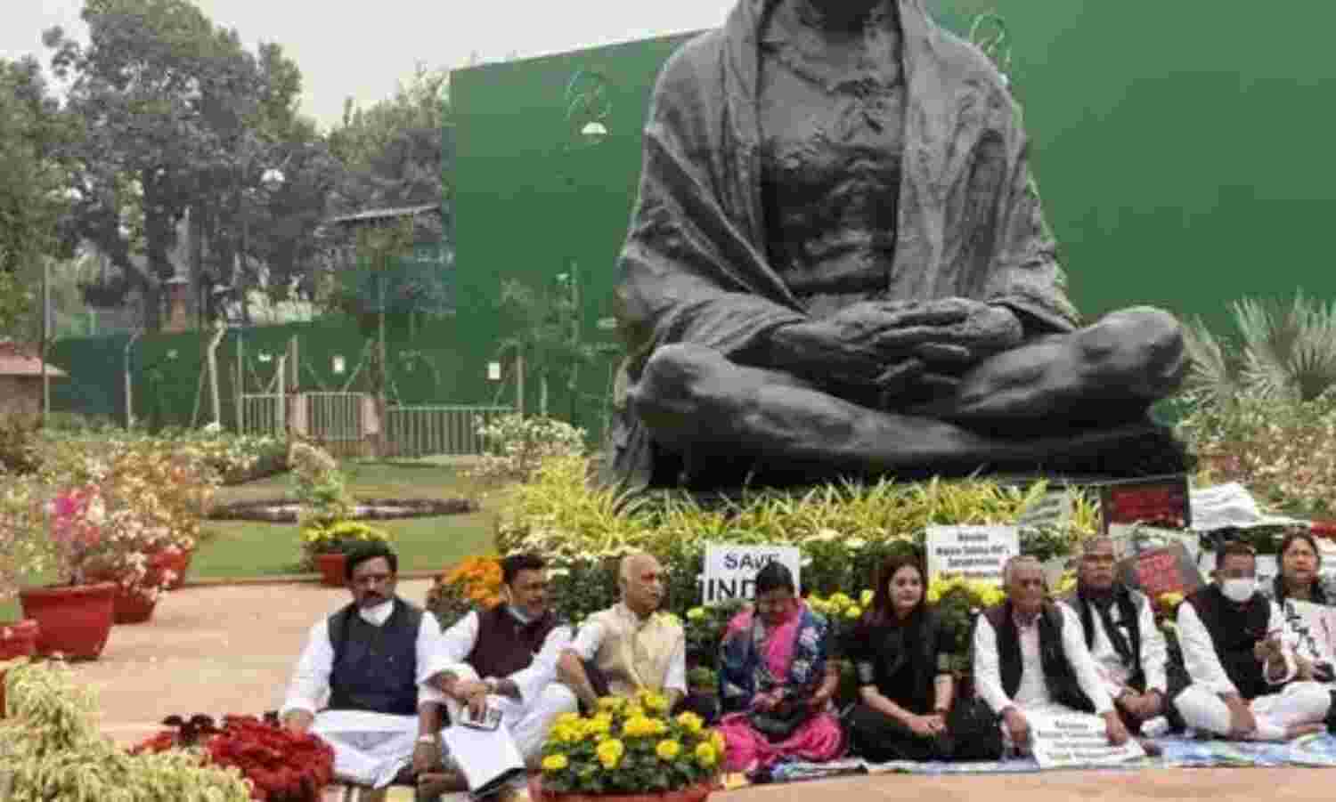 विपक्ष के विरोध से राज्यसभा की कार्यवाही बाधित, गांधी प्रतिमा पर दिया धरना