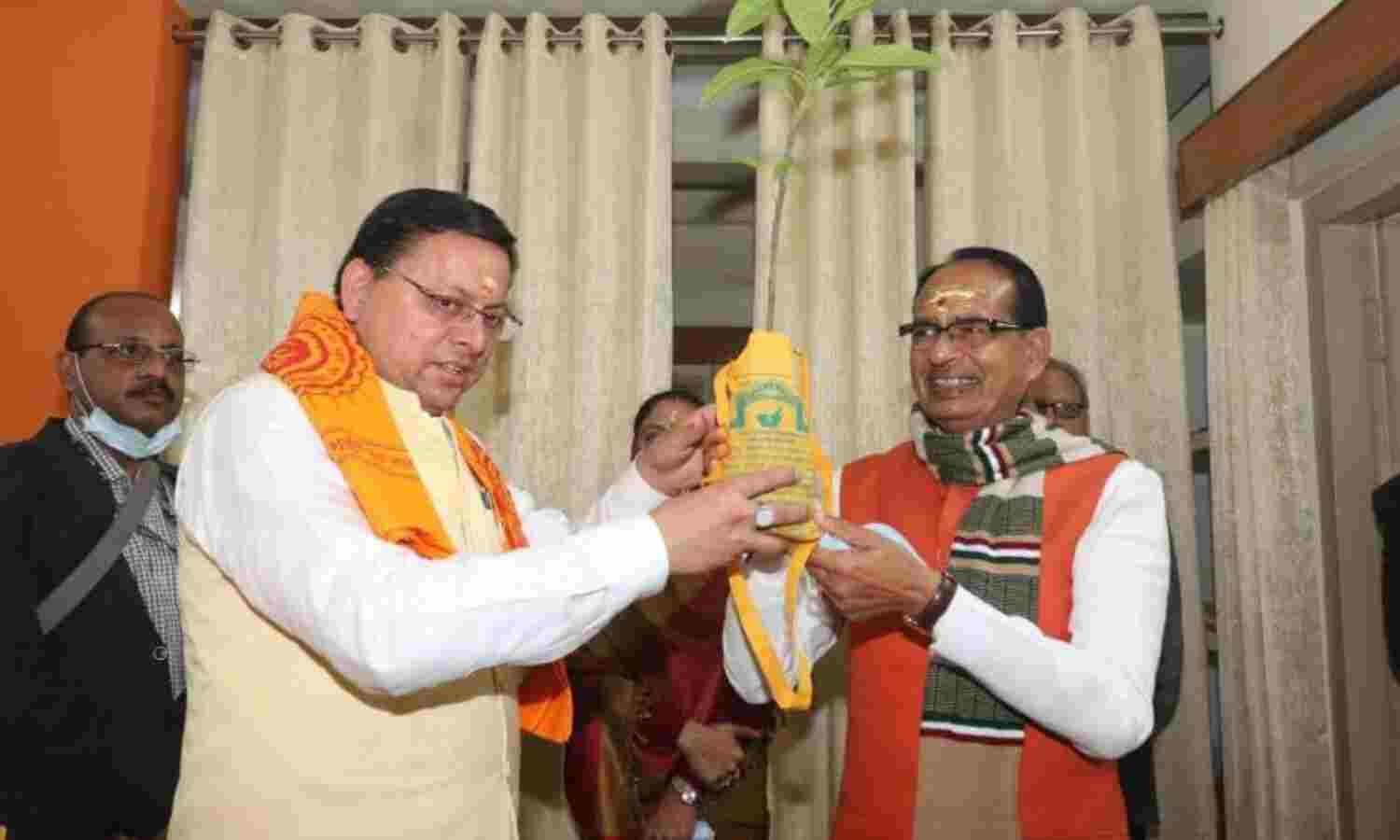 मुख्यमंत्री चौहान पहुंचे हरिद्वार, पुष्कर सिंह धामी से की मुलाकात