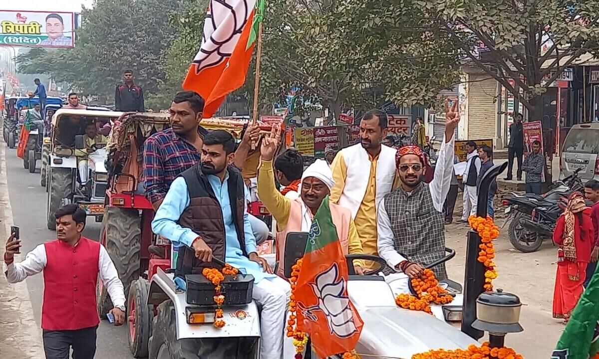 विधायक ने ट्रैक्टर रैली निकालकर बतायी उपलब्धियां विधायक ने ट्रैक्टर रैली निकालकर बतायी उपलब्धियां