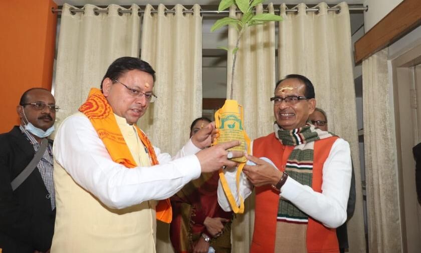 मुख्यमंत्री चौहान पहुंचे हरिद्वार, पुष्कर सिंह धामी से की मुलाकात