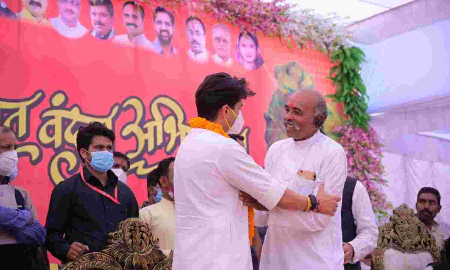 दिग्विजय के गढ़ में सिंधिया ने लगाई सेंध, करीबी नेता को दिलाई भाजपा की सदस्यता