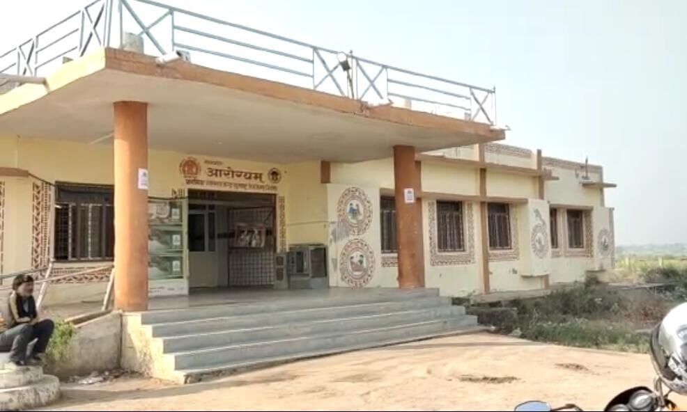 इधर ओमिक्रोन का खतरा, उधर स्टाफ की कमी, जिला प्रशासन को भारी पड़ सकती है लापरवाही