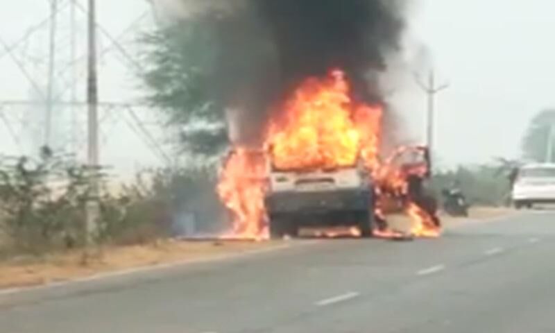 ग्वालियर में स्कॉर्पियो बनी बर्निंग कार, ड्राइवर ने कूद कर बचाई जान ग्वालियर में स्कॉर्पियो बनी बर्निंग कार, ड्राइवर ने कूद कर बचाई जान