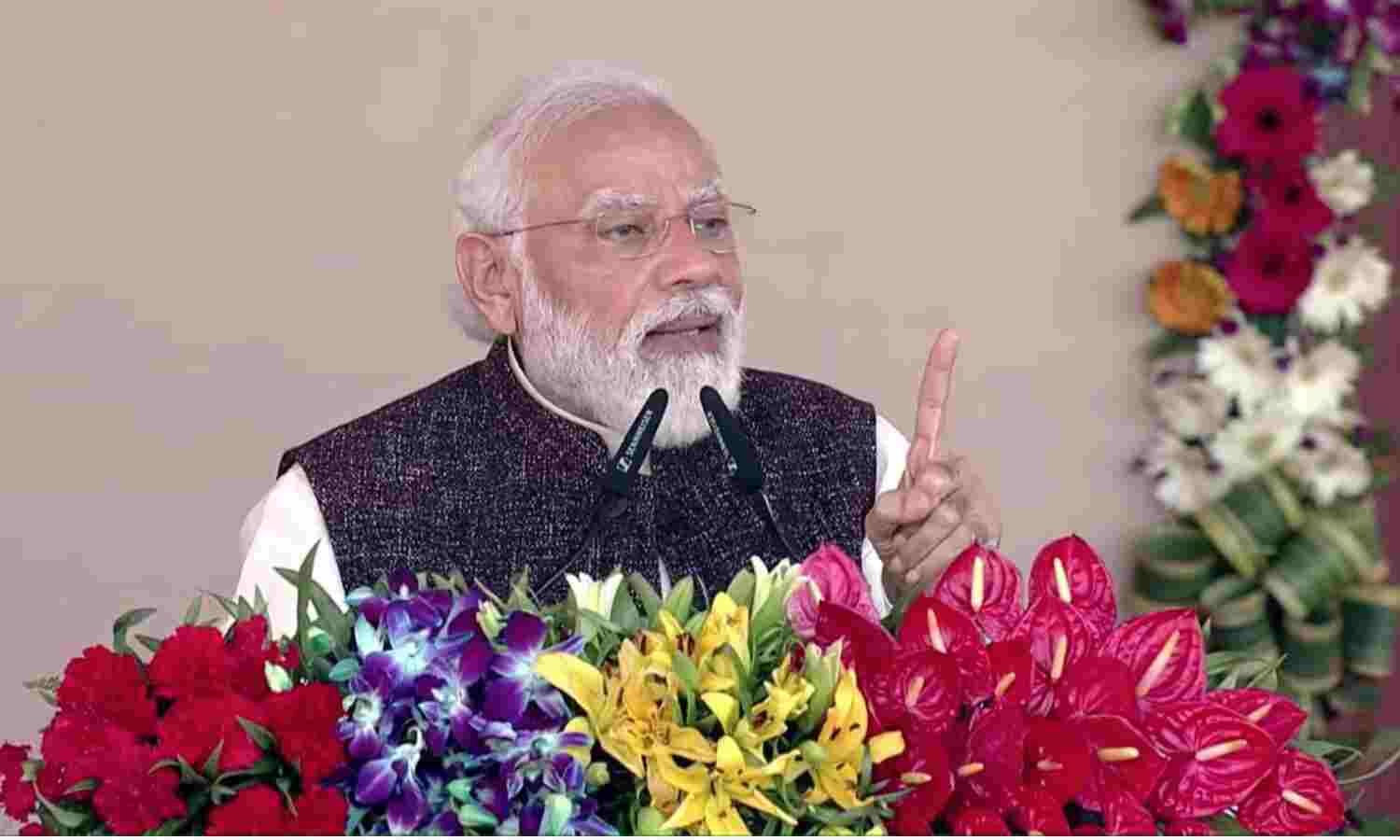 प्रधानमंत्री का सपा पर तंज, कहा - लाल टोपी वालों को घोटालों के लिए सत्ता चाहिए प्रधानमंत्री का सपा पर तंज, कहा - लाल टोपी वालों को घोटालों के लिए सत्ता चाहिए