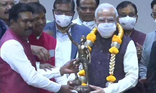 भाजपा संसदीय दल की बैठक में प्रधानमंत्री ने सांसदों से कहा -  खुद को बदलें, नहीं तो बदलाव होगा 