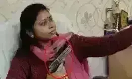तृणमूल नेत्री ने सरकारी दफ्तर में लहराई पिस्तौल, कैमरे में हुई कैद