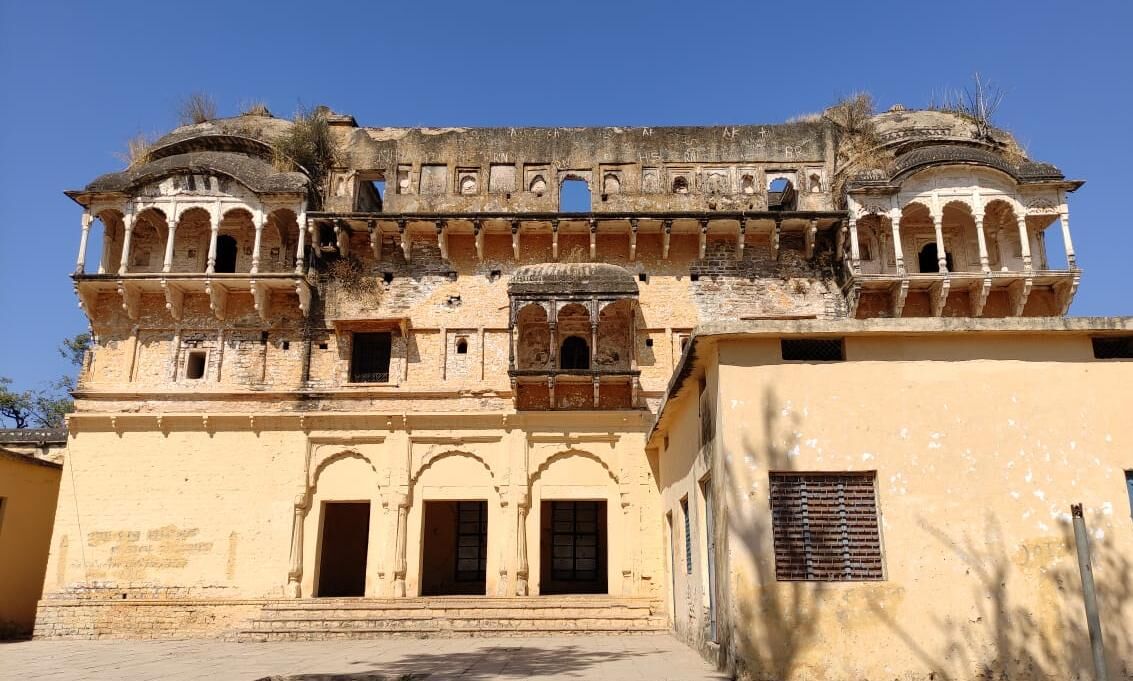 पुरातत्व की उदासीनता एवम प्रशासन की अनियमितताओं के चलते अपना वजूद ढूंढता विजयपुर किला