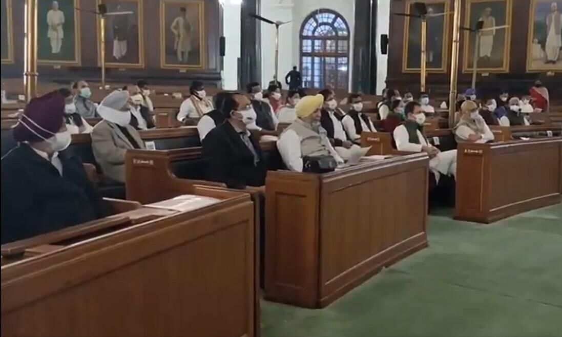 सोनिया गांधी ने बुलाई कांग्रेस सांसदों की बैठक, निलंबन को बताया नियम विरूद्ध