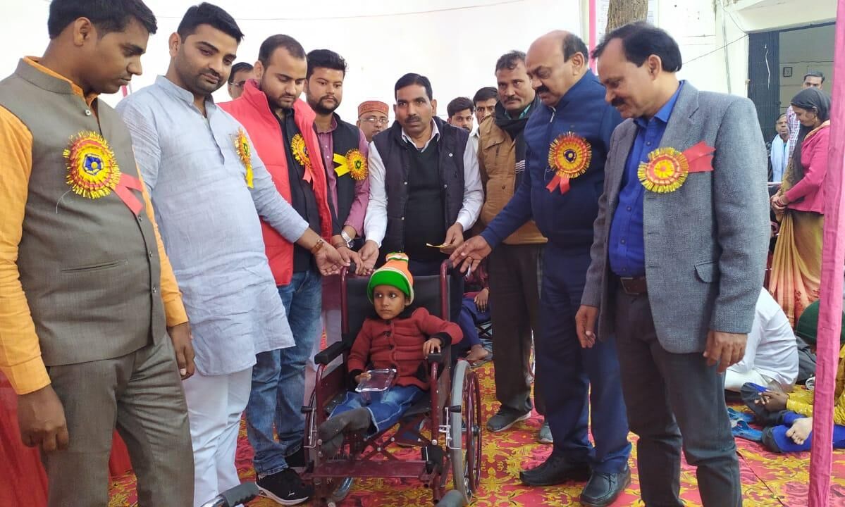 बड़ोखर बीआरसी में दिव्यांग छात्र-छा़त्राओं को बांटे उपकरण बड़ोखर बीआरसी में दिव्यांग छात्र-छा़त्राओं को बांटे उपकरण