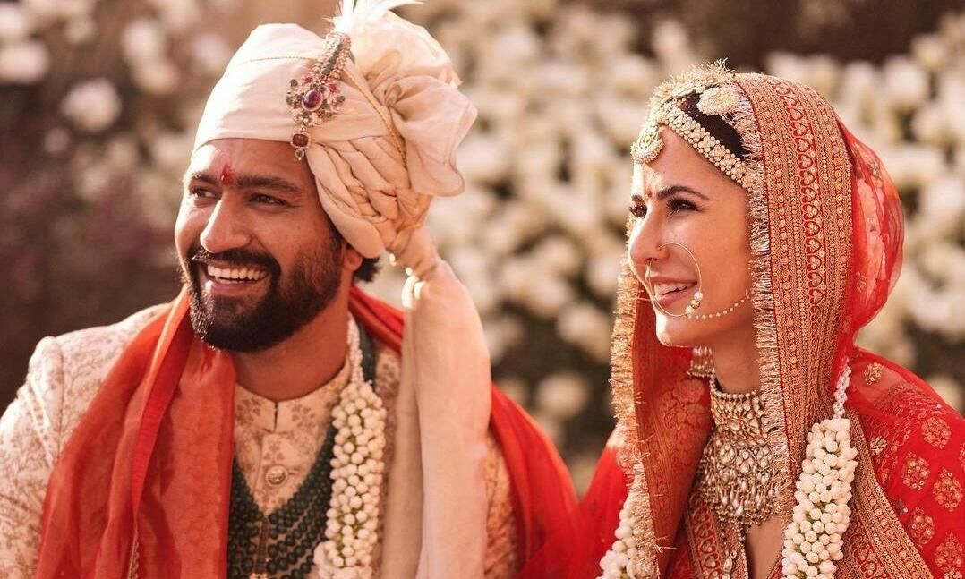 विक्की-कैटरीना शादी के बंधन में बंधे, सामने आई तस्वीरें