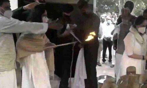 CDS रावत हुए पंचतत्व में विलीन,  बेटियों ने दी माता-पिता को मुखाग्नि