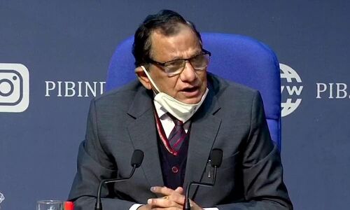 ओमीक्रोन के खतरे के बीच नीति आयोग ने चेताया,  मास्क और टीके को लेकर कही बड़ी बात